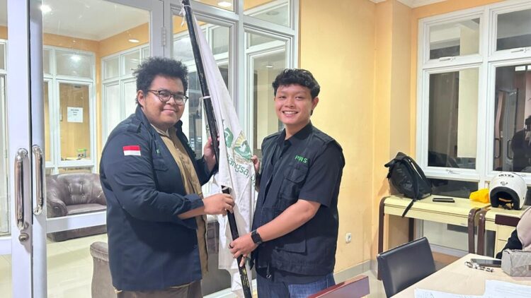 Serah terima jabatan oleh Pemimpin Umum Genta Andalas periode 2024/2025 Zulkifli Ramadhani kepada Pemimpin Umum Genta Andalas periode selanjutnya Zaki Latif Bagia Rahman, Senin (27/10/25). (Genta Andalas/Oktavia Ramadhani)