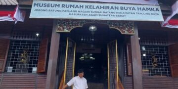 Amir Syakib, anak bungsu Buya Hamka menyambut kedatangan pengunjung Museum Rumah Kelahiran Buya Hamka pada Minggu (26/10/2025) (Genta Andalas/Pitri Yani)