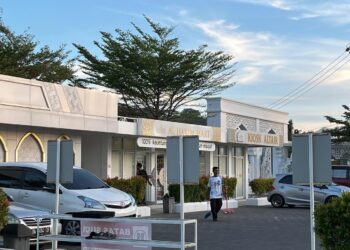 Di Antara Azan dan Ombak: Kisah Penjaga Masjid Al-Hakim