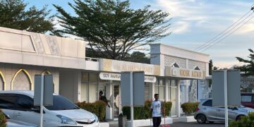 Penjaga Masjid Al-Hakim bersiap menyapu halaman masjid pada Selasa (28/10/2025) (Genta Andalas/ Nasywa Luhfiyyah Edfa)