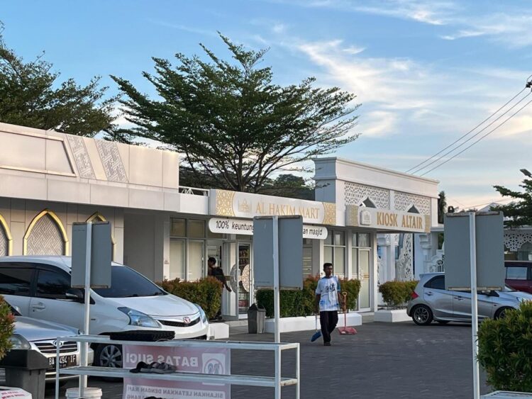 Penjaga Masjid Al-Hakim, Efriandi bersiap menyapu halaman masjid pada Selasa (28/10/2025) (Genta Andalas/ Nasywa Luhfiyyah Edfa)