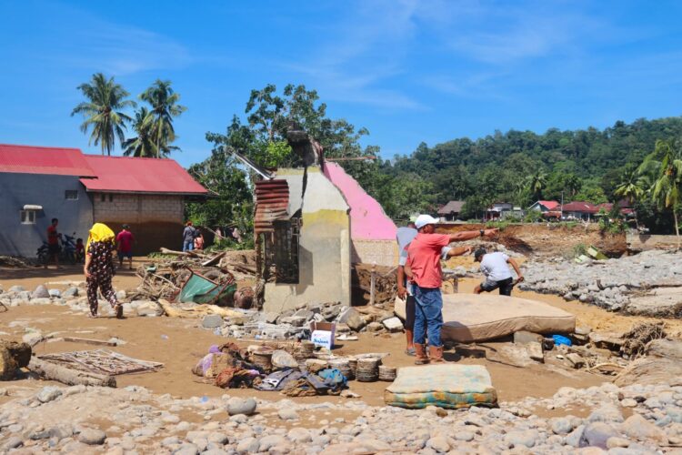 Potret sisa material rumah yang hancur akibat banjir pada Sabtu (29/11/2025) (Genta Andalas/ Sabilla Hayatul Dhi'fa)