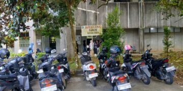 Deretan motor parkir sembarangan di sekitaran gedung perkuliahan