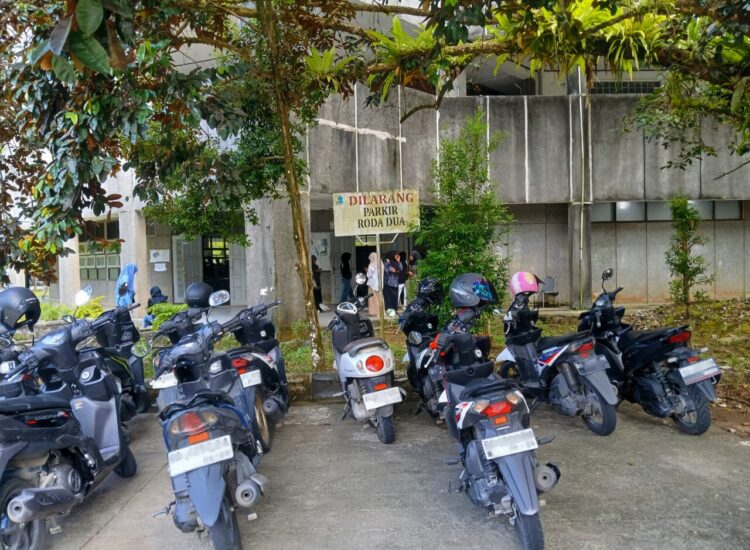 Deretan motor parkir sembarangan di sekitaran gedung perkuliahan