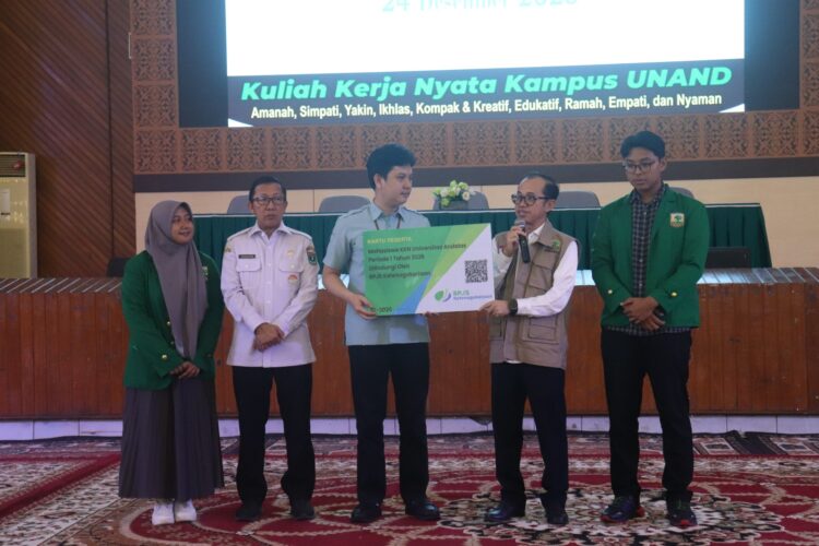 Pelepasan mahasiswa KKN Reguler Periode I Tahun 2026 Universitas Andalas bersama mahasiswa KKN Kebencanaan Universitas Bengkulu di Auditorium Universitas Andalas, pada Rabu (24/12/2025). Kegiatan ini dihadiri pimpinan UNAND, mahasiswa peserta KKN, serta perwakilan mitra. (Genta Andalas/ Alizah Fitri Sudira)