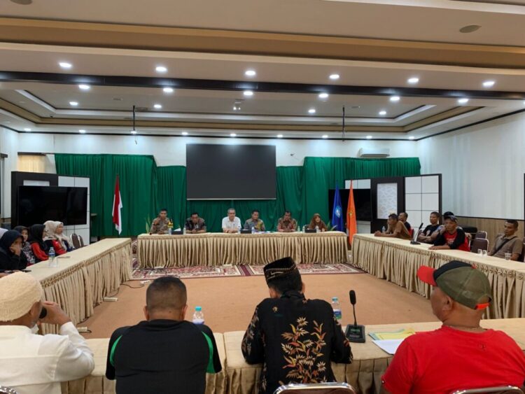 Mediasi antara pekerja, perwakilan Kerapatan Adat Nagari (KAN) dengan pihak Politeknik Negeri Padang pada Rabu (31/12/2025) (Genta Andalas/Zaki Latif Bagia Rahman)