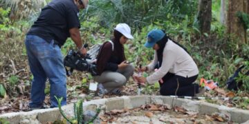 Tim peneliti arkeologi melakukan pengukuran makam Raden Hamzah bin Pangeran Ojoet/Raden Abdullah Kartawijaya pada Selasa (12/11/2025) (Tim Peneliti)