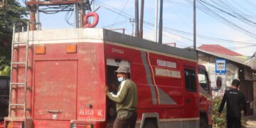 Tim Damkar UNAND dikerahkan ke lokasi banjir untuk membantu membersihkan rumah warga yang terdampak di Simpang Pasia pada Sabtu (6/12/2025) (Genta Andalas/Tantri Pramudita)