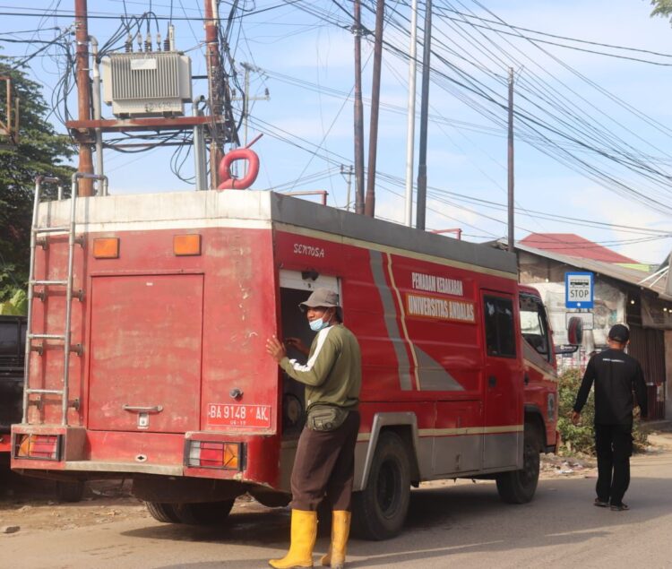 Tim Damkar UNAND dikerahkan ke lokasi banjir untuk membantu membersihkan rumah warga yang terdampak di Simpang Pasia pada Sabtu (6/12/2025) (Genta Andalas/Tantri Pramudita)