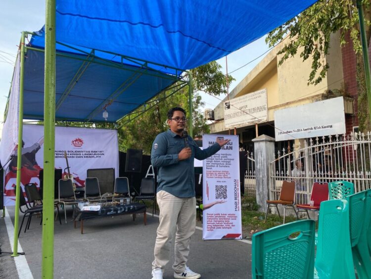 Direktur LBH Padang melaunching usaha kopi LBH Padang yang diberi nama Kopi Rakyat, sekaligus membuka open donasi warga bantu warga, Selasa (20/1/2026) (Genta Andalas/Oktavia Ramadhani)