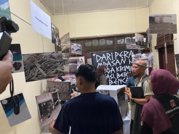Kunjungan ke Stand galeri LBH padang yang mengusung tema 44 Tahun LBH Padang menjaga solidaritas rakyat di tengah krisis lingkungan, Demokrasi, dan Keadilan, Selasa (20/1/2026) (Genta Andalas/Zaki Latif Bagia Rahman)