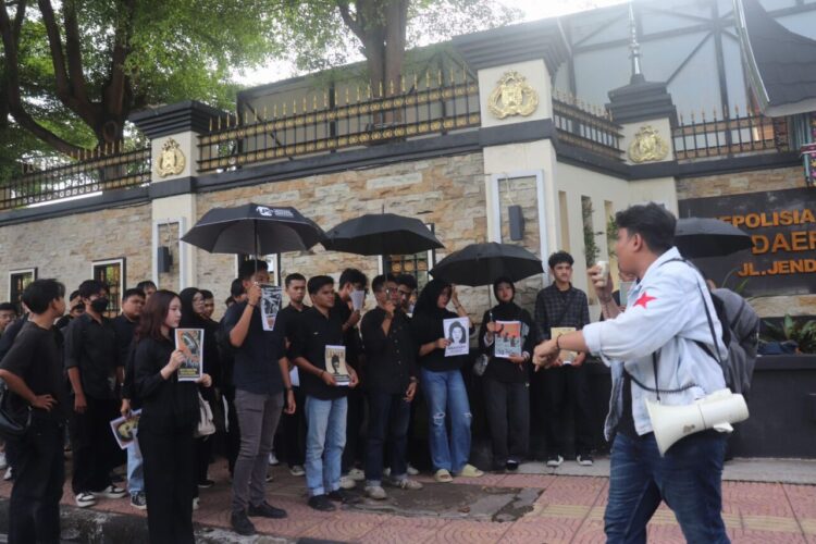 Orasi yang dilakukan oleh massa aksi di depan kantor Kepolisian Daerah Provinsi Sumatera Barat dalam aksi kamisan pada Kamis (26/2/2026) (Genta Andalas/Oktavia Ramadhani)